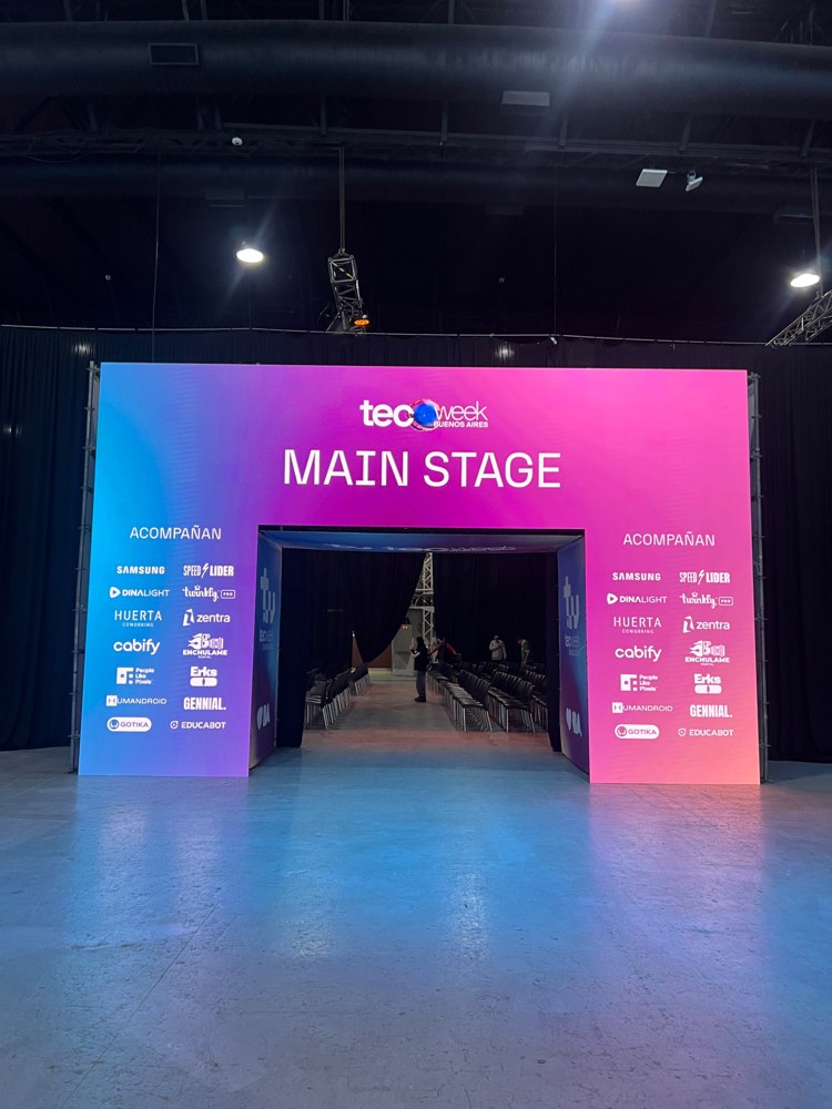 Tecweek Buenos Aires: video at entrances, schedule points and stage — Eventos Globales