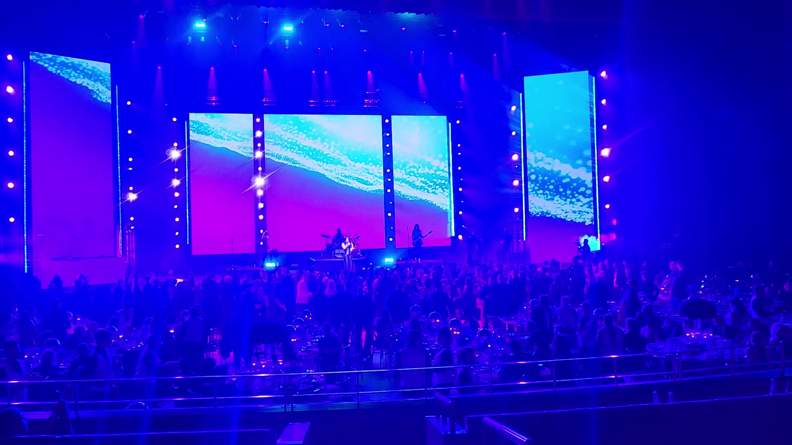 Telas de LED durante o bat mitzvá no Hard Rock Live