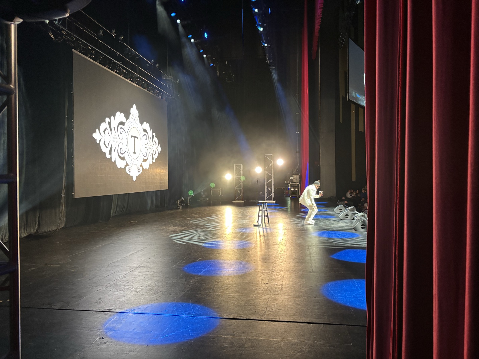 Side view of the LED screen and Chris Tucker during his April 10, 2025 performance at Hard Rock Live.