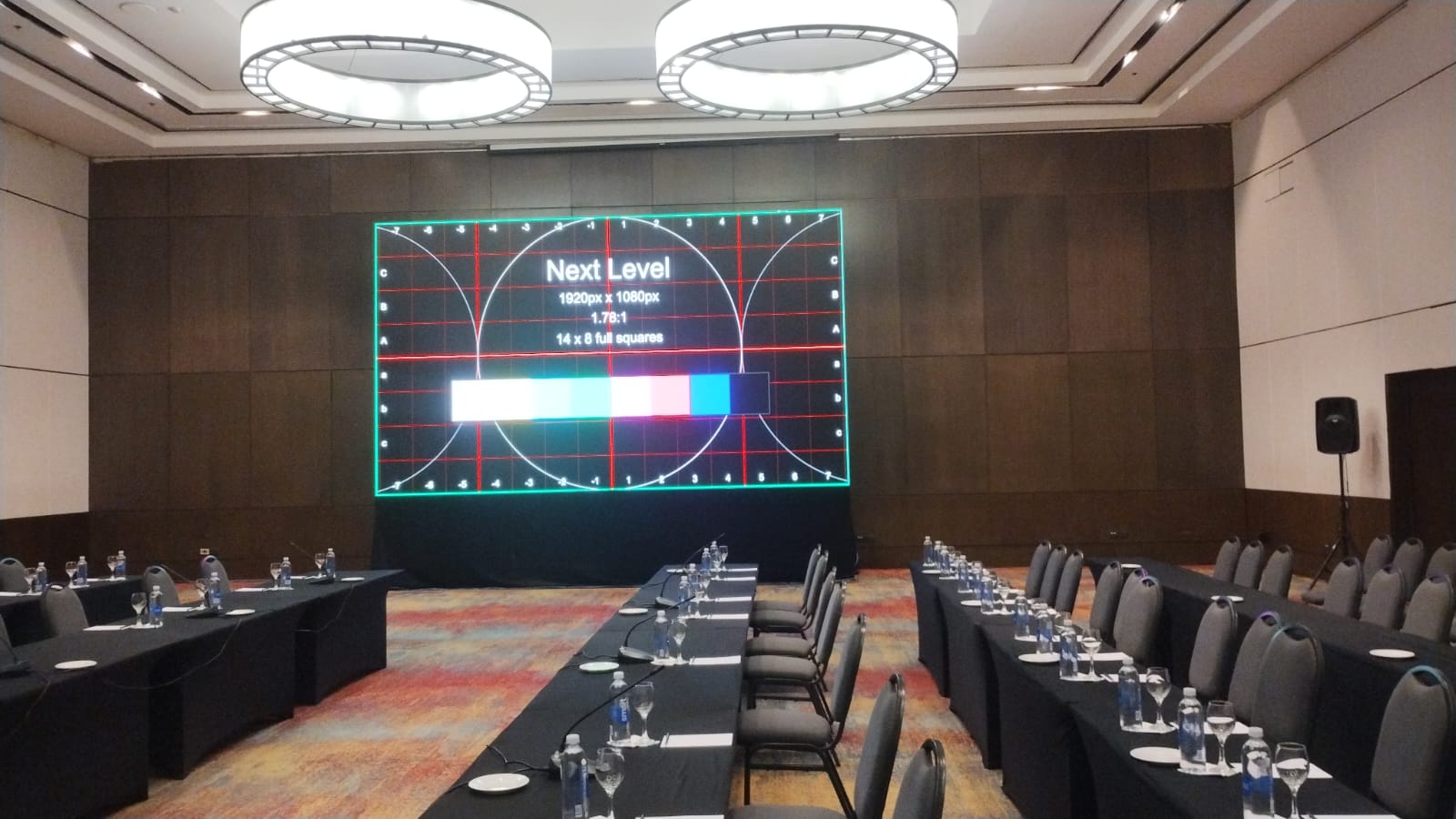 Pantalla encendida con patrón de prueba en el salón identificado como Buen Ayre 1.
