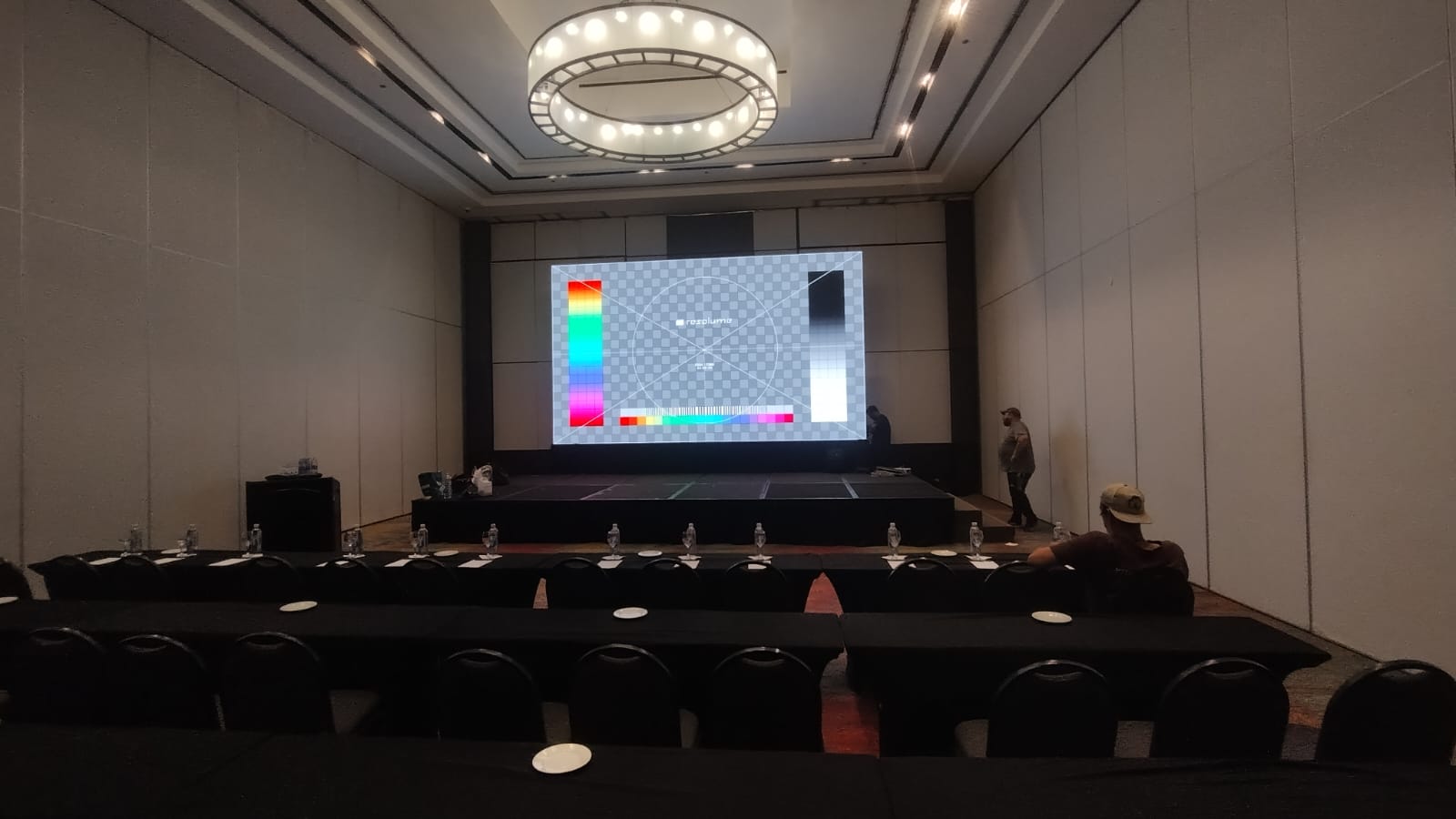 Pantalla LED con patrón de prueba al frente del salón identificado como Buen Ayre 2.