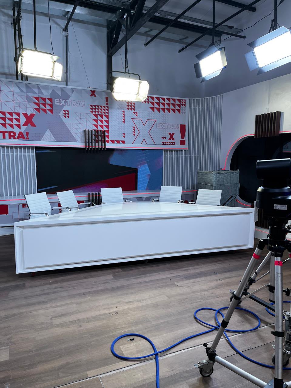 Bureau du plateau et écrans intégrés au décor Extra!.