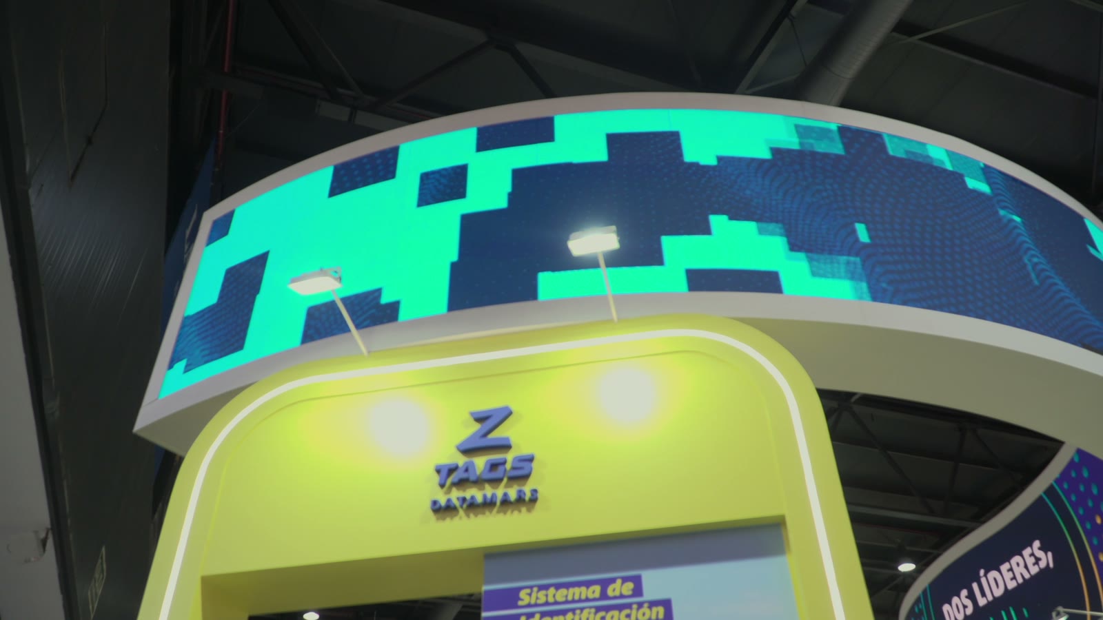 Bande LED courbe sur la façade et dans l’angle du stand.