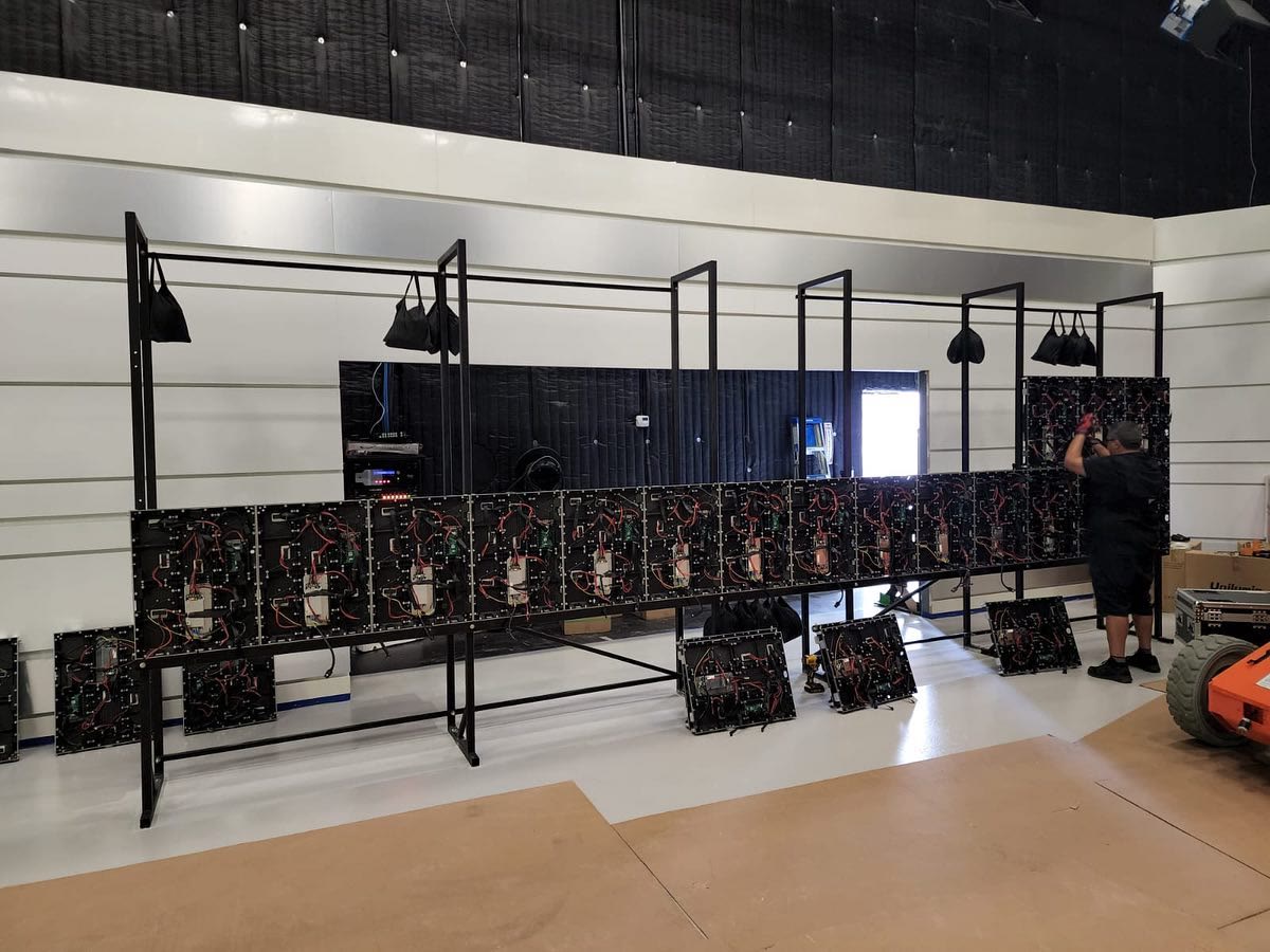 Gabinetes LED na estrutura de apoio durante a instalação em MediaPro Studios