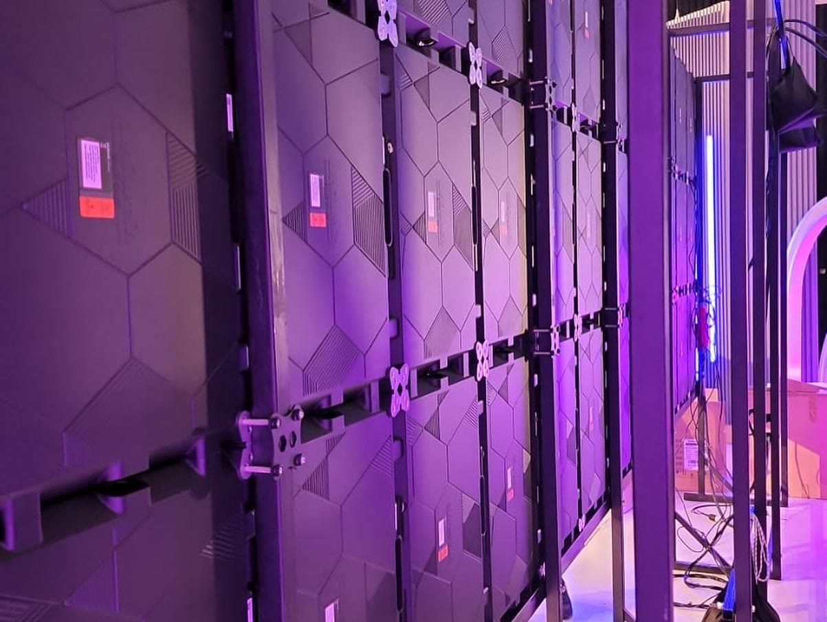 Vista traseira dos gabinetes LED fechados em MediaPro Studios