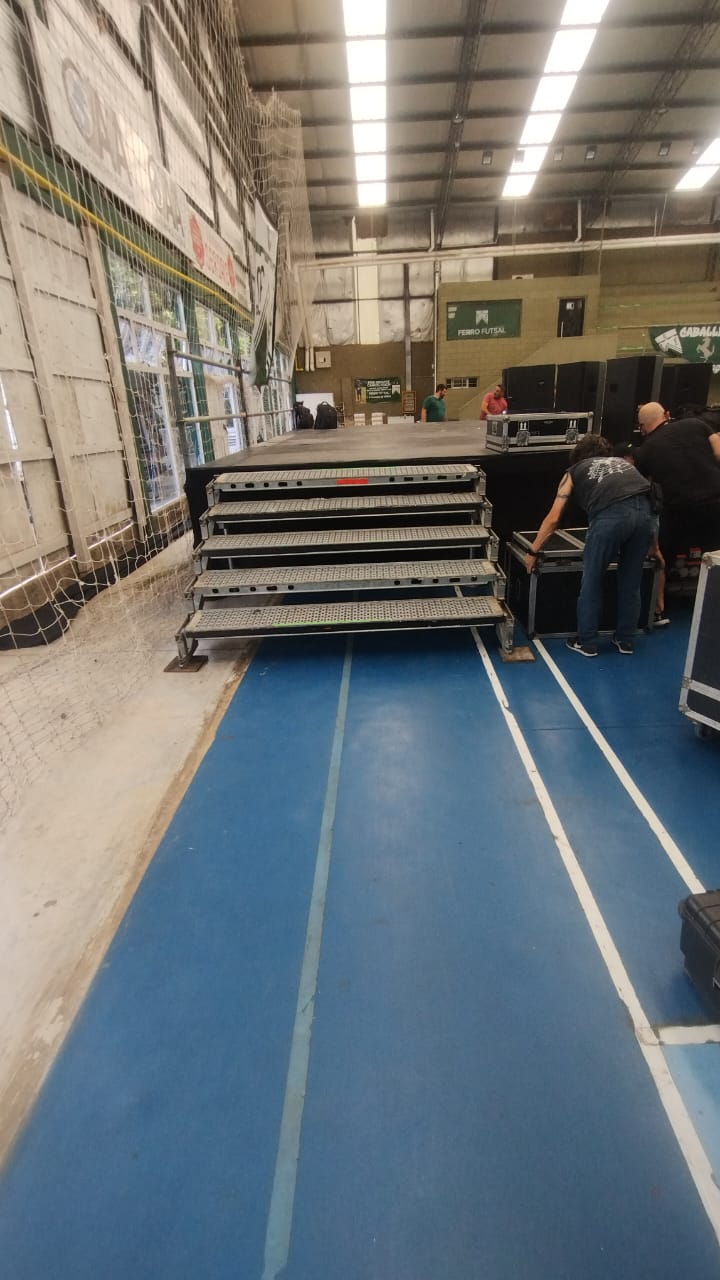 Détail d’un escalier d’accès près de la plateforme en montage.