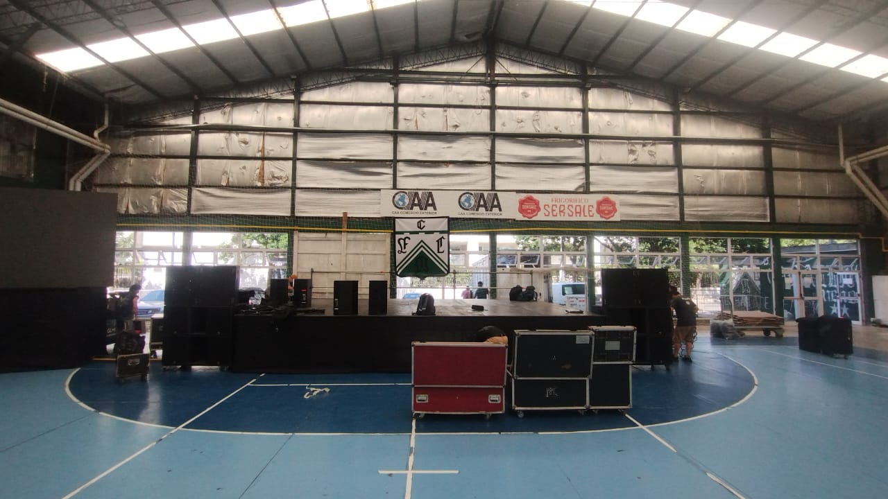Vue générale d’une plateforme en montage dans un gymnase.