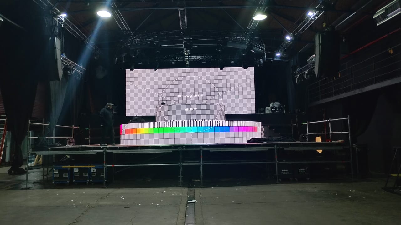 Escenario durante la preparación; el caso se concentra en la extensión y las diagonales de su estructura.