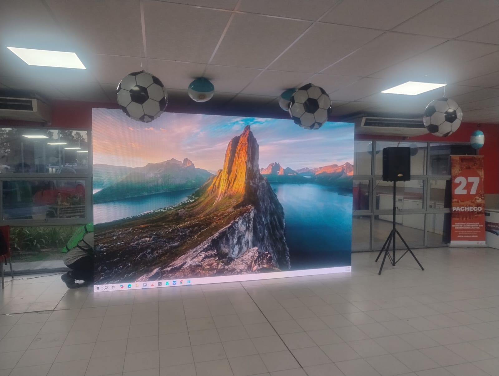 Pantalla LED a nivel de piso mostrando un escritorio de computadora dentro de una sala.