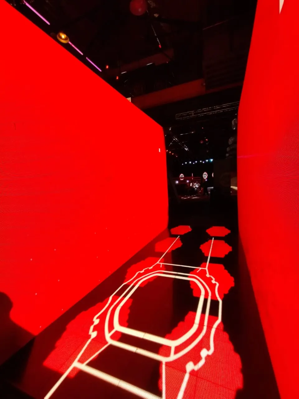 Piso LED rojo mapeado que continúa entre dos paredes LED