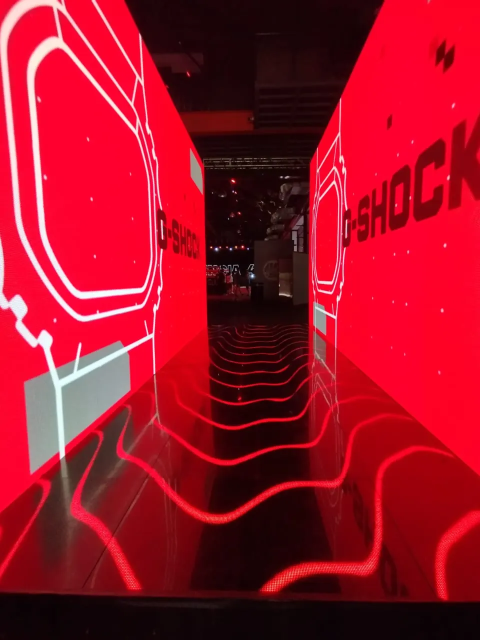 Corredor de piso LED transitable con contenido rojo sincronizado