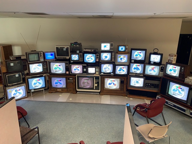 Equipment from Robert Chartier / 24frame: Multi-screen arrangements