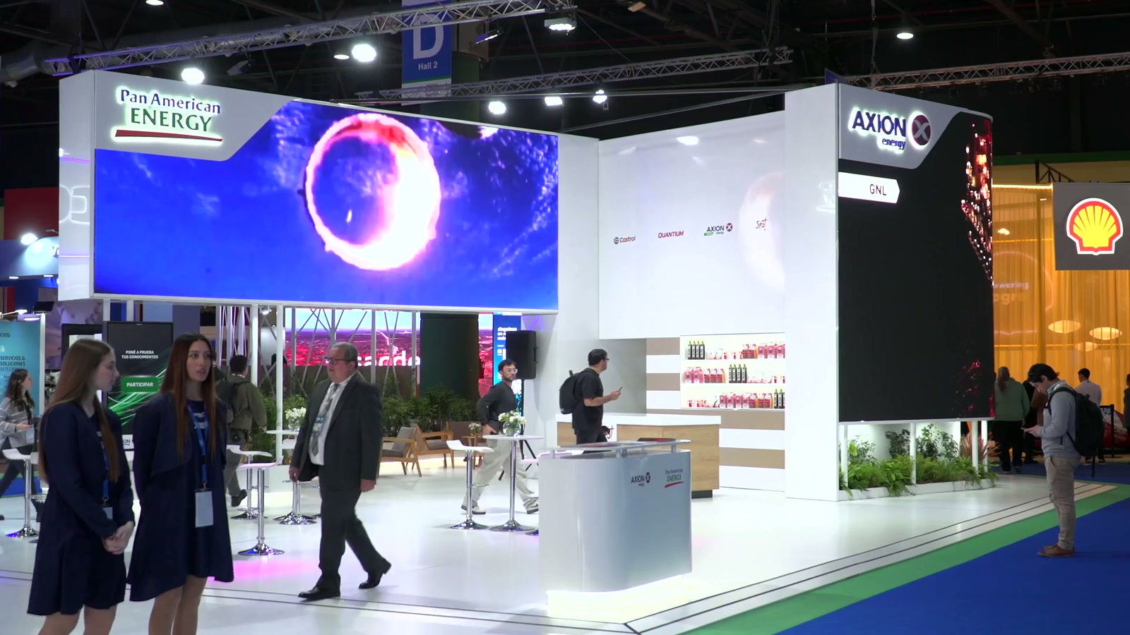 Pantallas LED planas y curvas en el stand de AXION y Pan American Energy, AOG 2025, Buenos Aires