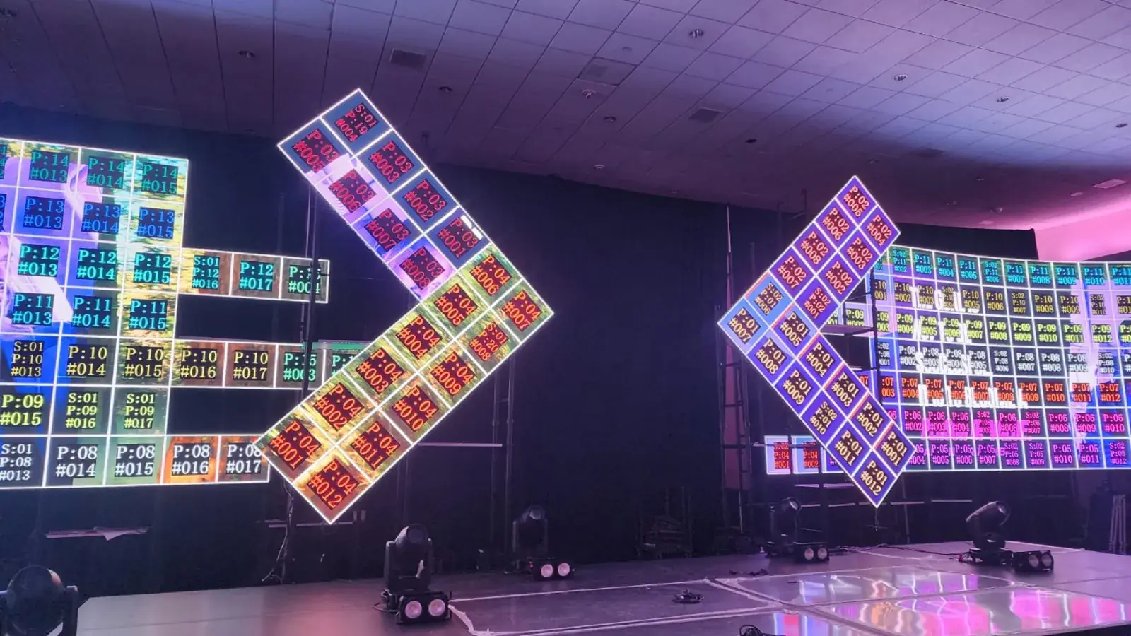 Elementos escenográficos LED en forma de X durante la prueba de mapeo y movimiento