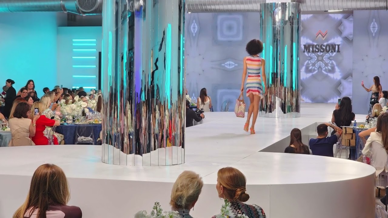 Escenario y pasarela curvos de PVC blanco con pantallas LED rectas en Wine Women and Shoes en el Rubell Museum
