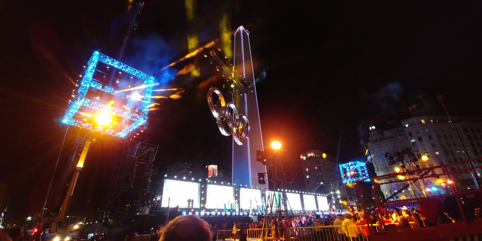 Ceremonia de apertura en el Obelisco, con pantallas LED, banderas y los anillos olímpicos. 6 de octubre de 2018.