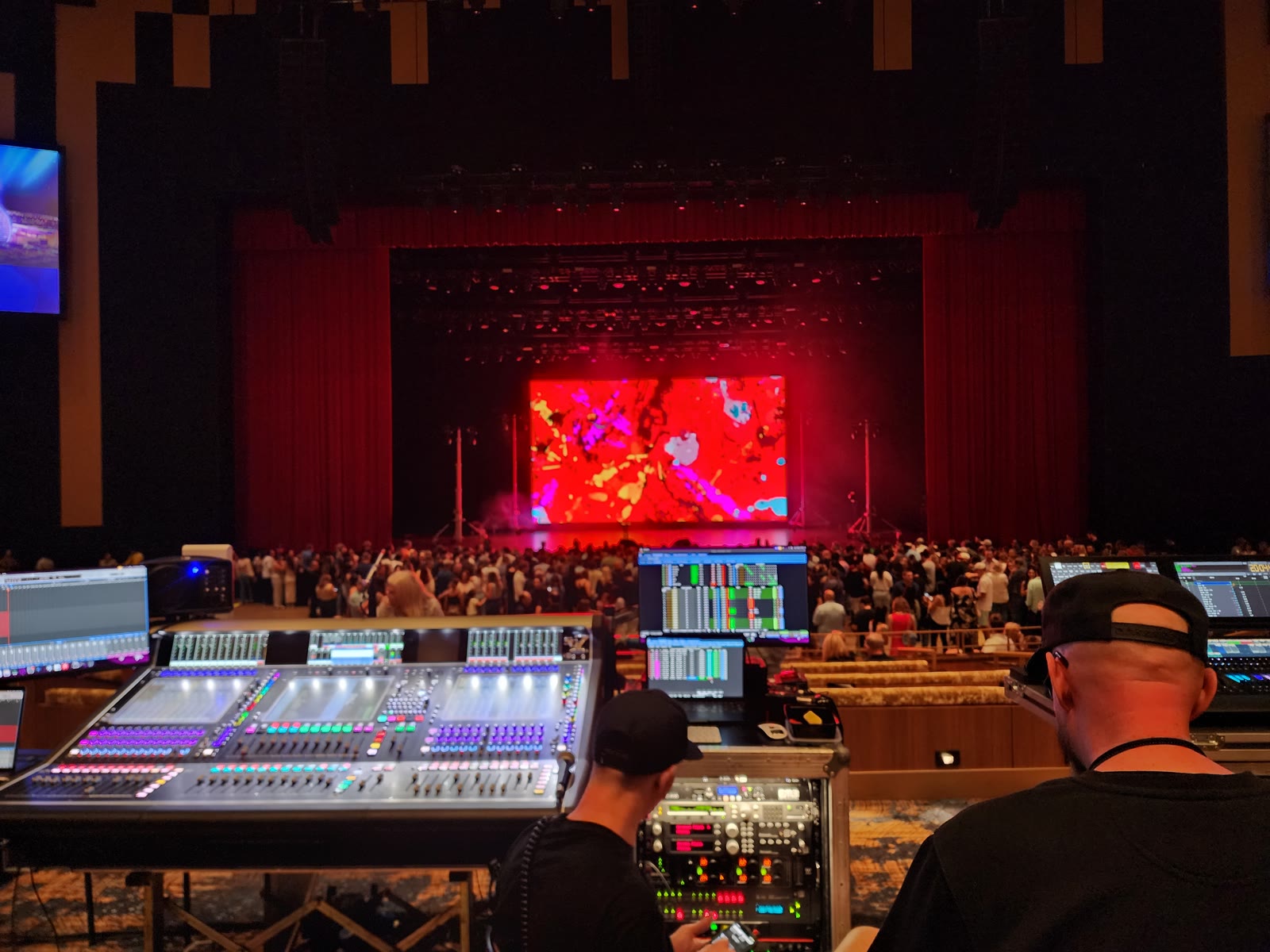 El escenario y la pantalla LED desde la posición de control, con el público ya dentro del recinto.