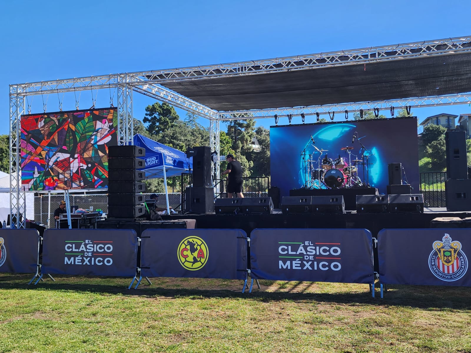 Vista cercana del escenario LED para América contra Chivas