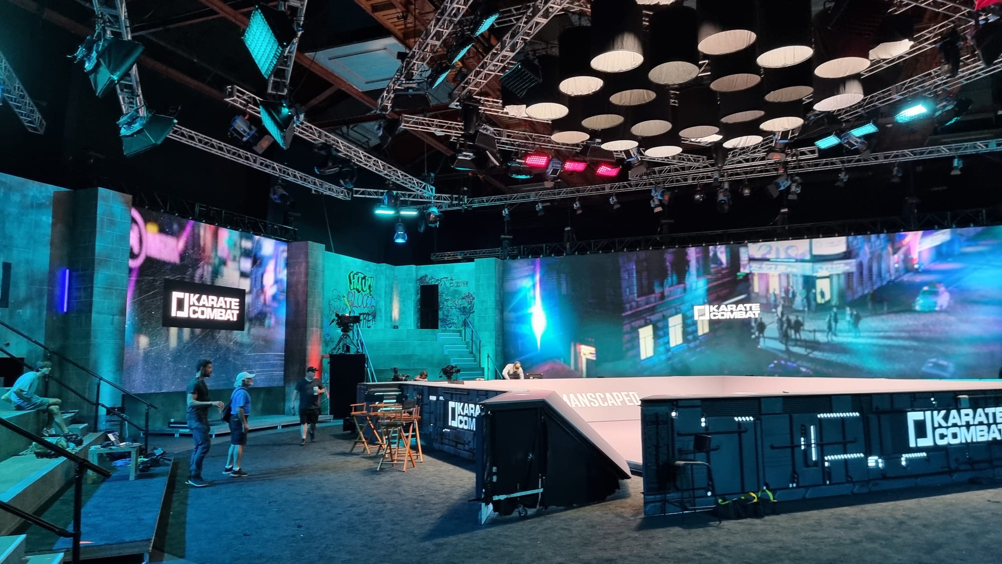Entorno de pantallas LED alrededor de The Pit de Karate Combat en Orlando