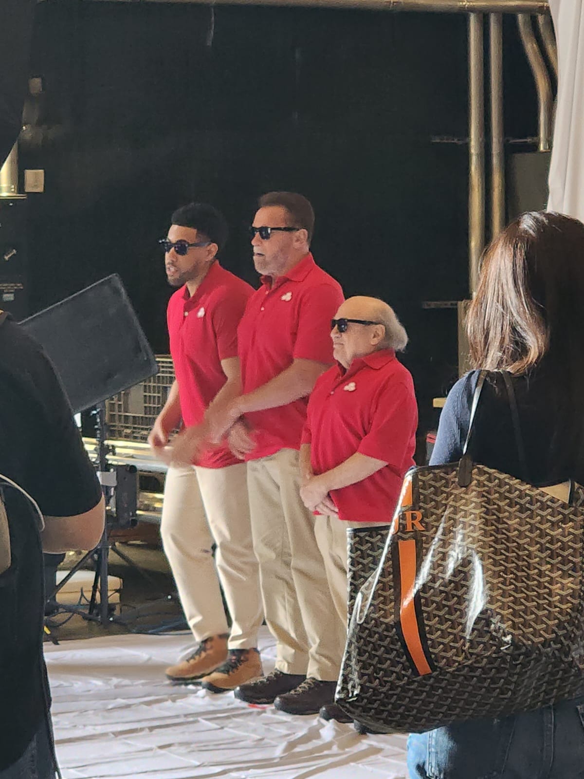 Arnold Schwarzenegger y Danny DeVito durante la producción del comercial de State Farm