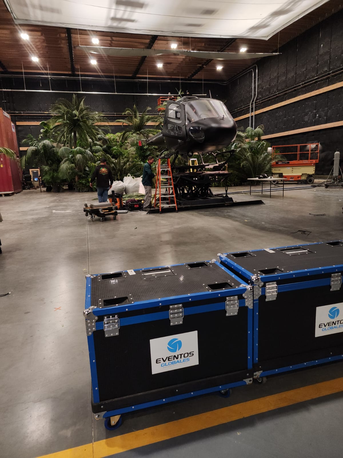 Cases de equipos de GLMedia en el piso de producción del comercial